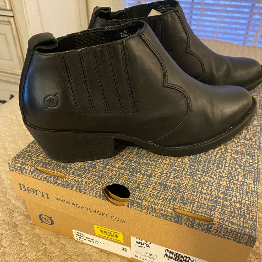Women’s Born black leather booties size 9.5